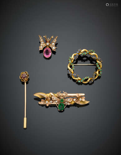 Lot of four pins and brooches in yellow and red 9 Kt and 18 Kt gold with various gems, net in all g 19.20.