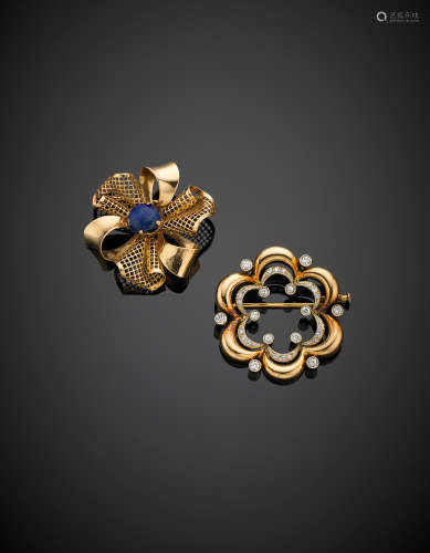 Lot composed of two yellow, white and red gold brooches, one with diamonds, the other with a cabochon blue stone, in all g 16.68.