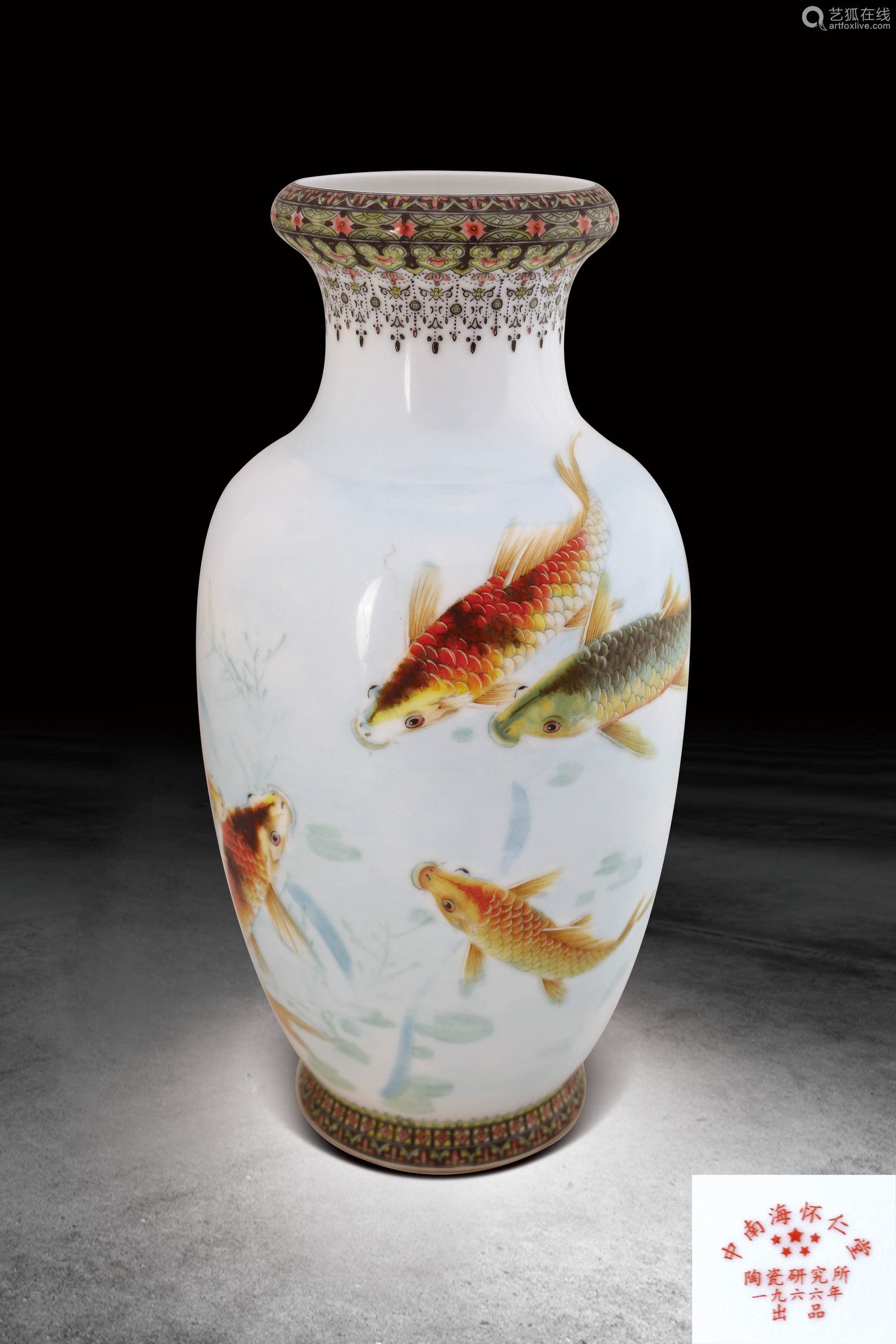 60年代粉彩金魚紋賞瓶 Deal Price Picture 60年代粉彩金魚紋賞瓶 Deal Price Picture