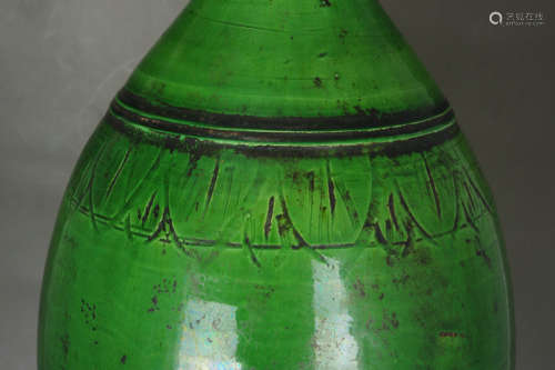 绿釉刻花葫芦瓶