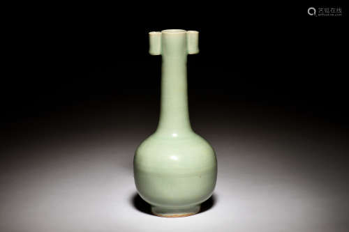 LONGQUAN WARE BOTTLE VASE WITH LUG HANDLES