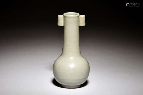 AN ARROW LONGQUAN VASE