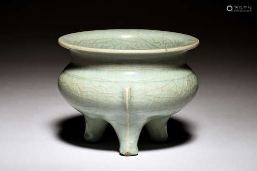 LONGQUAN WARE TRIPOD CENSER