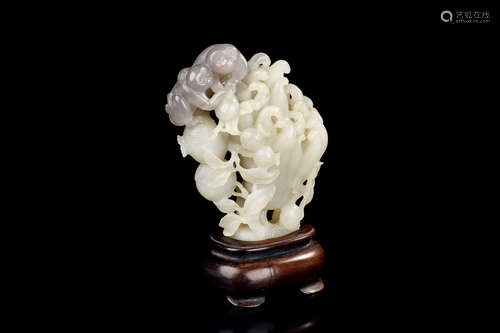 WHITE JADE CARVED 'BUDDHA'S HAND' FIGURE