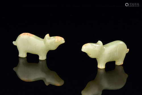 PAIR OF JADE CARVED 'BEARS' FIGURE