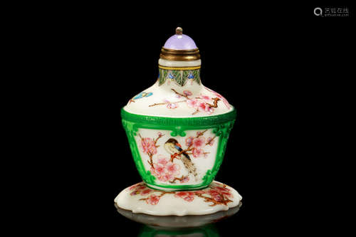 FAMILLE ROSE GREEN GLASS OVERLAY SNUFF BOTTLE WITH STAND