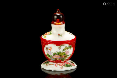 FAMILLE ROSE RED GLASS OVERLAY SNUFF BOTTLE WITH STAND