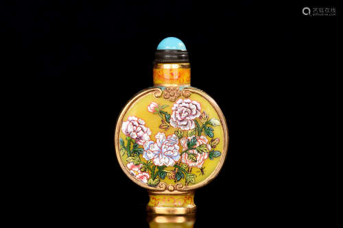 YELLOW GLASS AND GILT 'FLOWERS' SNUFF BOTTLE