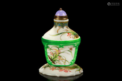 FAMILLE ROSE GREEN GLASS OVERLAY SNUFF BOTTLE WITH STAND