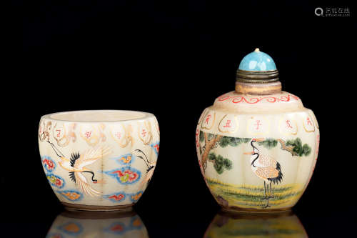 SET OF PAINTED GLASS 'CRANES' SNUFF BOTTLE AND COVER