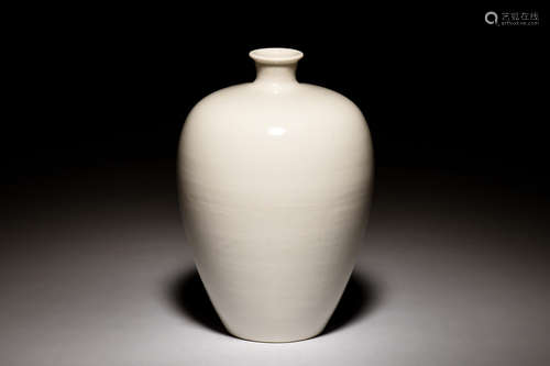 WHITE GLAZED VASE, ZUN