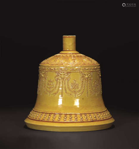 明 瓷雕黄釉法铃