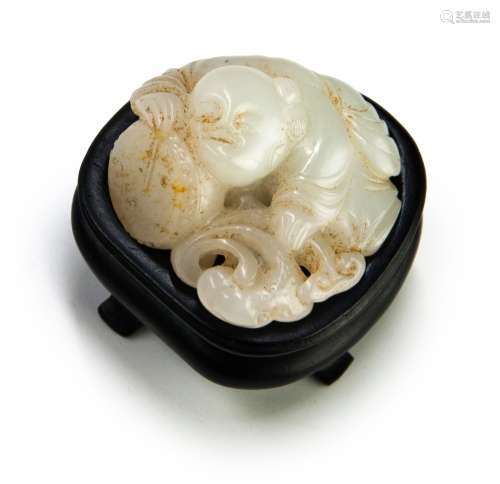 HETIAN JADE BOY WITH DRUM AND LINGZHI清 青白玉如意壽把件（帶底座）