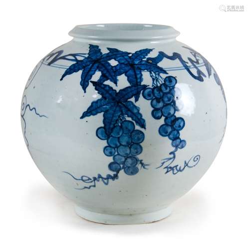 BLUE AND WHITE GLOBULAR JAR WITH GRAPES韓國 青花罐