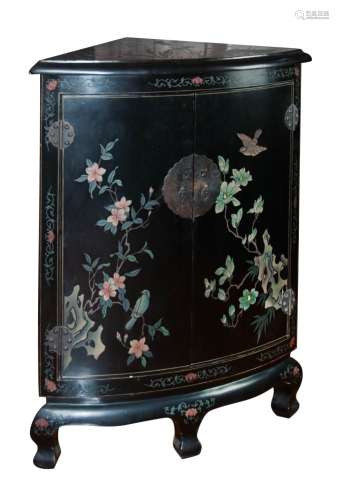 LACQUER AND HARDSTONE INLAID CABINET漆器嵌寶角櫃