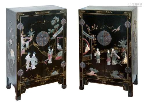 PAIR OF LACQUER AND HARDSTONE INLAID CABINETS漆器嵌寶人物櫃一對