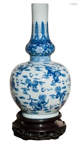 BLUE AND WHITE FOO LION VASE (KANG XI)清 康熙 海獸祥瑞葫蘆瓶
