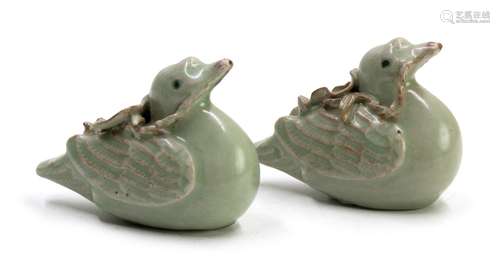 PAIR OF KOREAN CELADON DUCK WATER DROPPERS韓國 鴨狀青瓷水滴一對