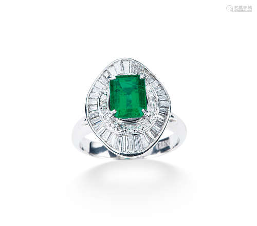 Pt900铂金镶钻石“哥伦比亚”祖母绿戒指