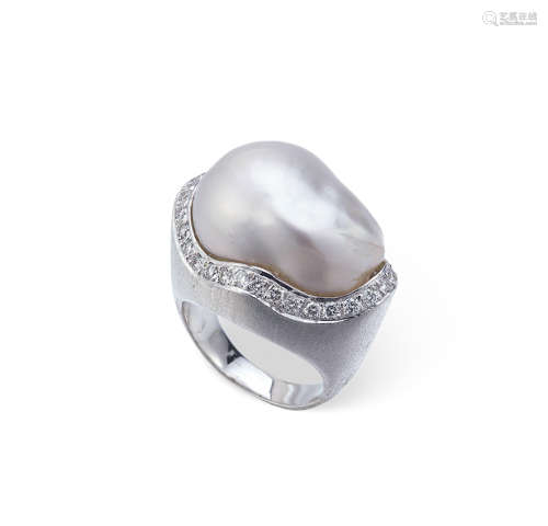 18K白金镶钻石变形珍珠戒指