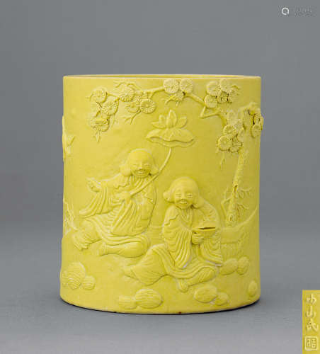 19世纪 黄釉雕瓷题诗和合二仙笔筒
