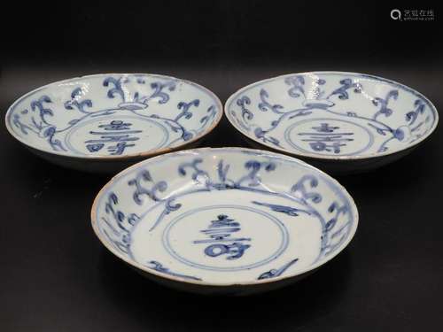 Three Chinese blue and white porcelain dishes,