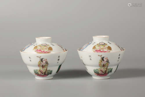 Pair of Chinese famille rose porcelain bowls with lids,