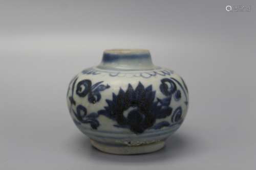 Small Chinese blue and white porcelain pot, Yuan/Ming