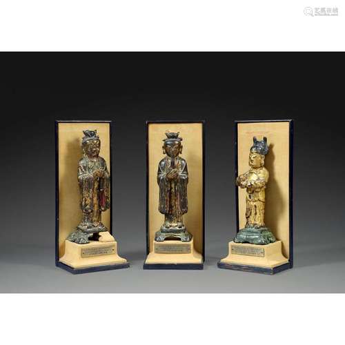 SUITE DE TROIS STATUETTES DE DIGNITAIRES