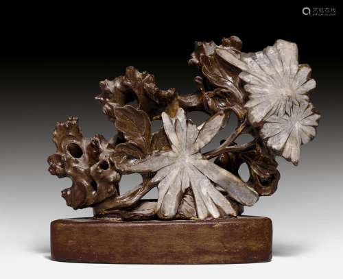 A CARVING OF A CHRYSANTHEMUM AND ROCK IN LACQUERED BROWN STONE. China, 19th/20th c. H 13 cm (with base). With base.