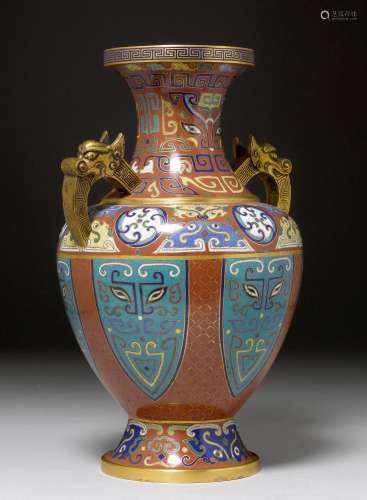 A RED-GROUND CLOISONNÉ VASE WITH ARCHAISTIC DECORATION AND DRAGON HEAD HANDLES. China, ca. 1900, H 28.5 cm. Decheng stamp mark.