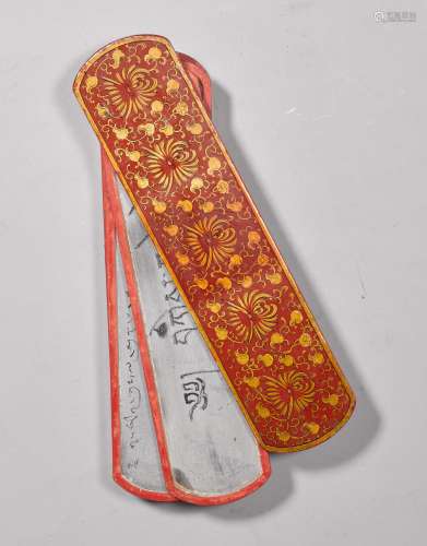 A GOLD-LACQUERED WRITING TABLET SET. Tibet, L 31 cm.