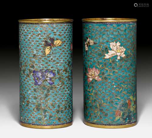 A PAIR OF TURQUOISE-GROUND CLOISONNÉ BRUSH HOLDERS. China, 19th c. H 15.2 cm. Min. rest.