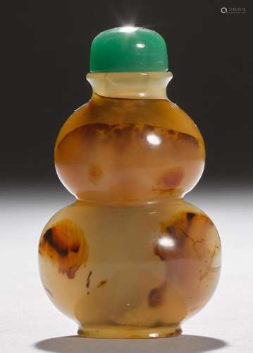 AN AGATE SNUFF BOTTLE. China, H 5.8 cm. Glass stopper glued.