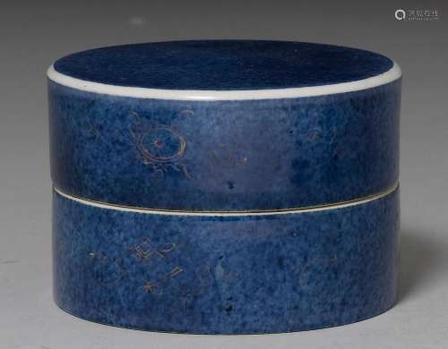 A POWDER BLUE LIDDED ROUND BOX. China, Kangxi Period, D 10.5 cm. Traces of gilt decoration around the edges.