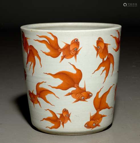 A JARDINIÈRE WITH IRON-RED PAINTED DECORATION OF GOLDFISH. China, 19th/20th c. H 40 cm.