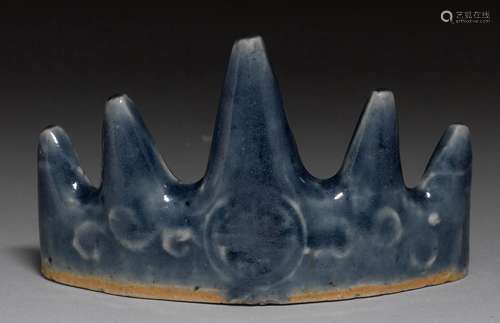 A BLUE-GLAZED MOUNTAIN FORM BRUSH REST. China, 17th c. 10x6 cm. Minor chips.