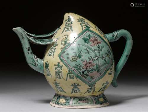 A CADOGAN TEAPOT IN THE FORM OF A PEACH WITH AUSPICIOUS “SHOU” MOTIFS. China, Kangxi Period, H 13.5 cm. Slightly damaged and restored.