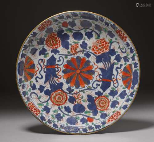 A LARGE IMARI-STYLE PLATE WITH FLORAL DECORATION. China, Kangxi Period, D 36 cm. Mark: underglaze blue sounding stone in a double ring.
