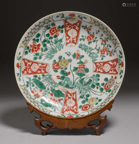A FAMILLE VERTE PLATTER WITH FLORAL DECORATION. China, Kangxi Period, D 27.3 cm. Wooden stand. Min. rest.