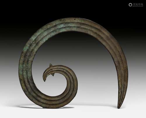A COPPER ALLOY SANGGORI AMULET IN THE FORM OF A STYLIZED SNAKE. Indonesia, Sulawesi, L 21 cm.