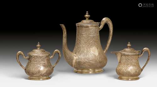 A THREE-PART “SHAWL PATTERN” SILVER TEA SERVICE. India, Kashmir, 20th c. H 10.5-18.5 cm, W (total) 1218 g. (3)