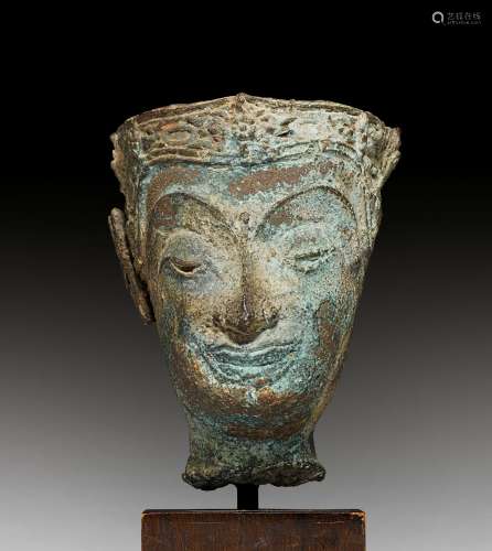 A BRONZE BUDDHA HEAD. Thailand, Ayutthaya style, 15th/16th c. H 11 cm. Green patina, with wooden base.
