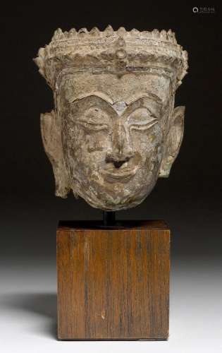 A SMALL BRONZE HEAD OF A BUDDHA. Thailand, Ayutthaya style, 15th/16th c. H 7.5 cm. Traces of paint. Wooden base.
