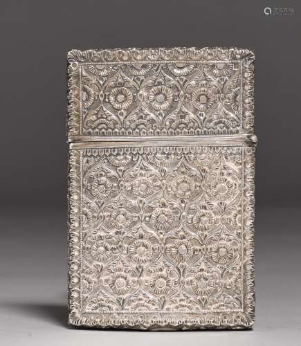 A SILVER VISITING CARD ETUI WITH A KUTCH-STYLE FLORAL DESIGN. India, 19th/20th c. H 10.7 cm, W 150 g.