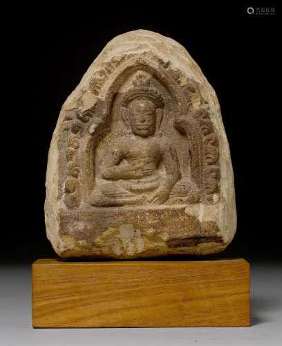 A SMALL SANDSTONE RELIEF OF A BUDDHA SEATED IN A NICHE. Khmer, 12th/13th c. H 19 cm.
