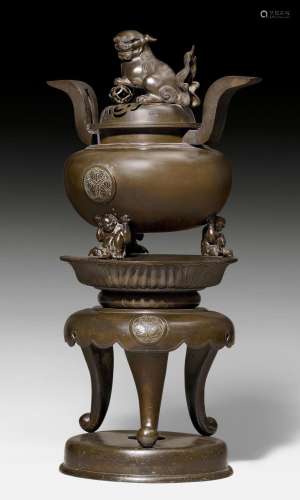 A LARGE BRONZE INCENSE BURNER WITH LION KNOB AND LOTUS MON.
