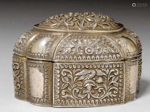 A LIDDED SILVER BOX IN THE KUTCH STYLE. India, 19th/20th c. D 14 cm, W 332 g.