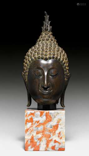 A FINE AND CLASSICAL BRONZE HEAD OF BUDDHA.