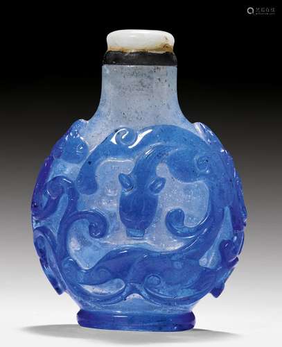 A GLASS SNUFF BOTTLE WITH BLUE OVERLAY.